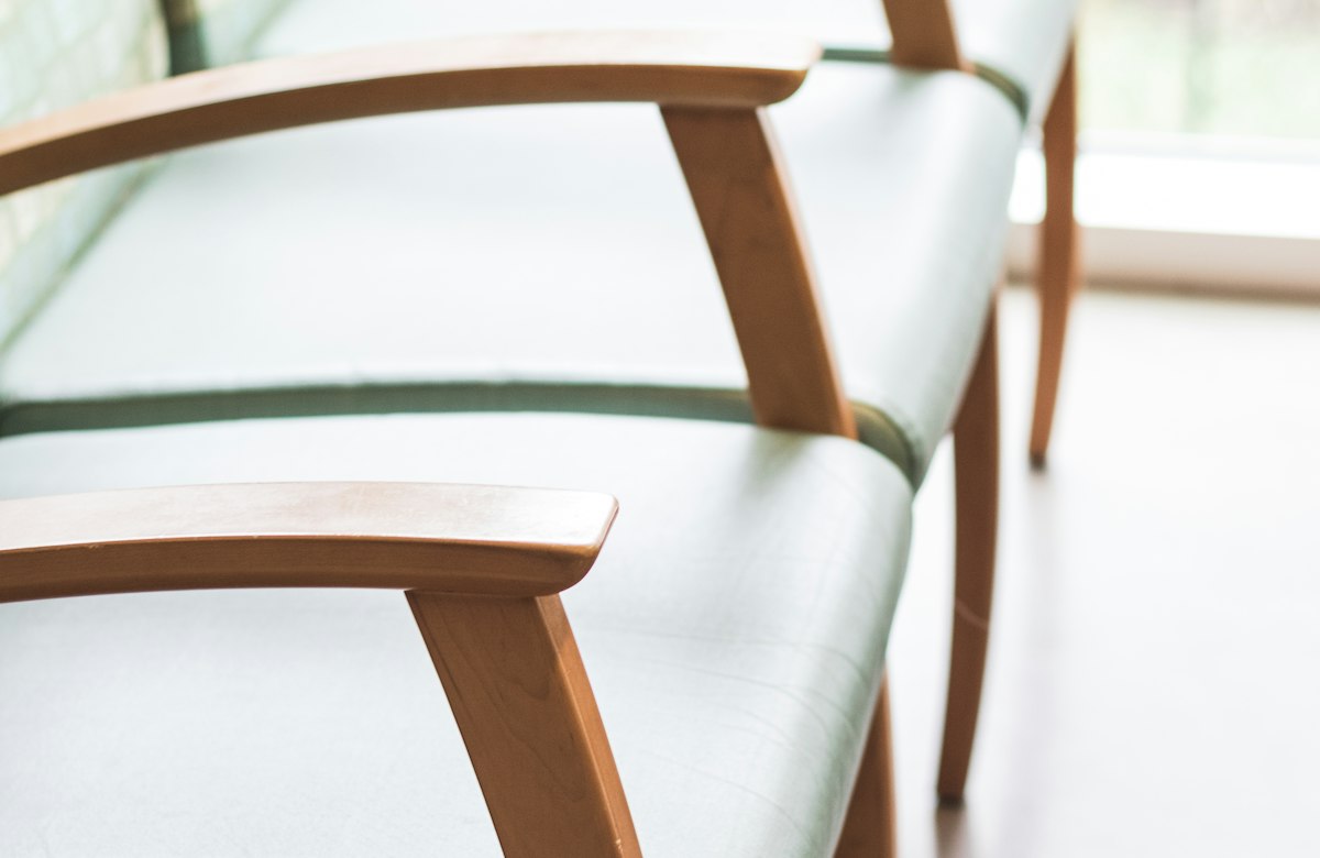 Detalhe de poltronas estofadas e confortáveis de uma sala de espera